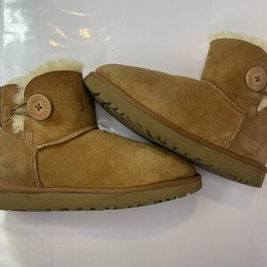 Chestnut Uggs women’s size 8 Bailey Bow Button